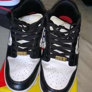 Supreme Dunks size 9.5 (reps)